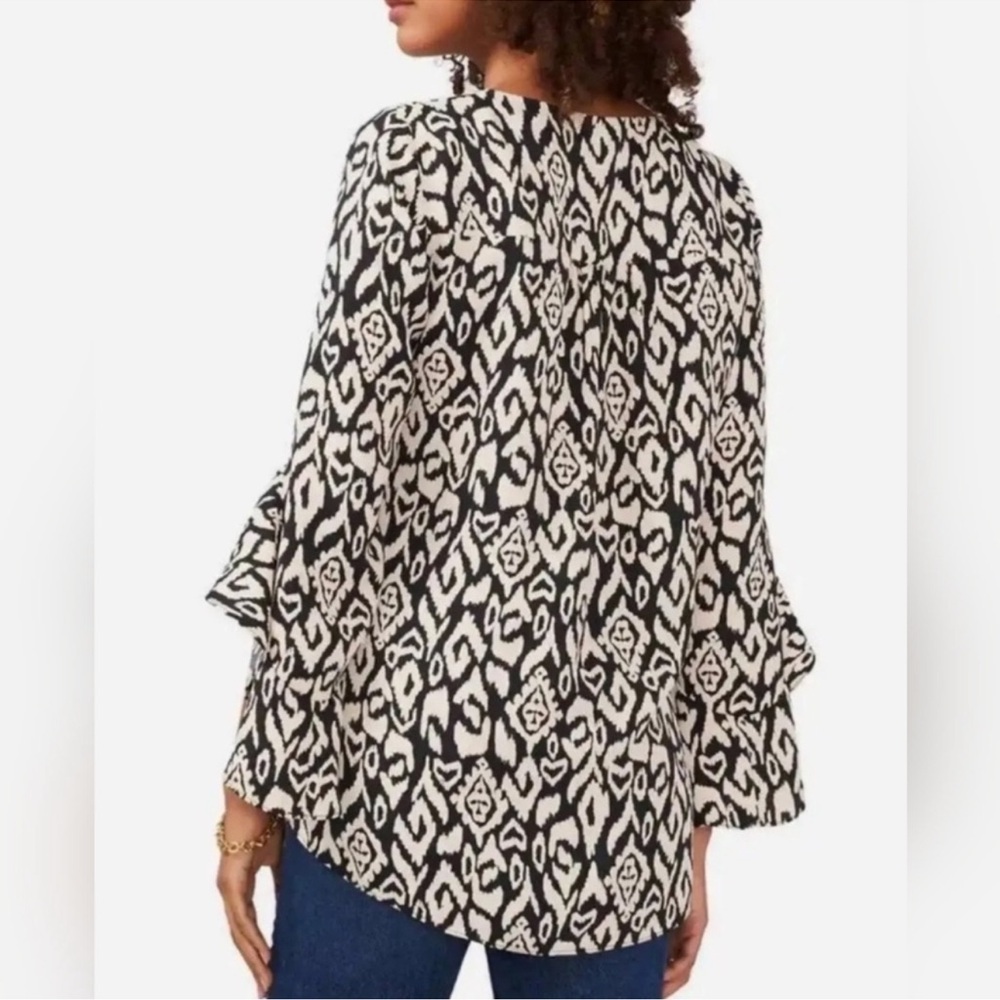 Vince Camuto Flutter Bell Sleeve V-neck Etched Geo Blouse Large - Picture 2 of 12